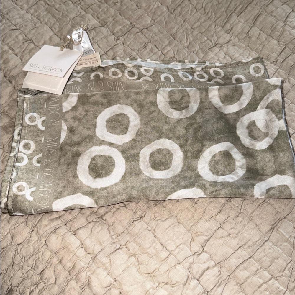 Taupe and Cream new with tags scarf MUS & BOMBON made in Spain 23” by 24”